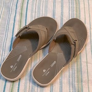 Clarks cloud-stepper’s flip-flops